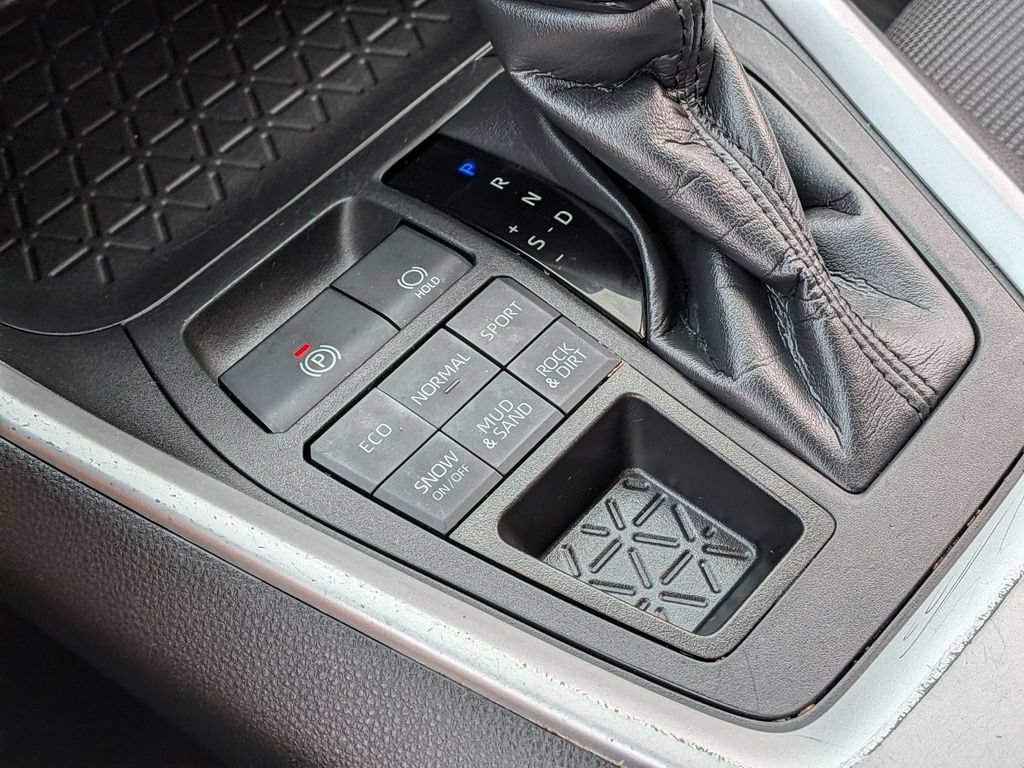 Used 2022 Toyota RAV4 LE AWD/4WD image 24