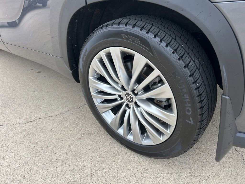 Used 2023 Toyota Highlander Platinum FWD image 9