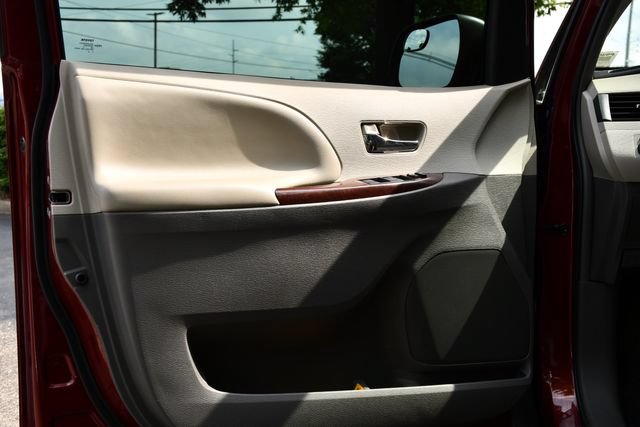 Used 2013 Toyota Sienna XLE FWD image 11