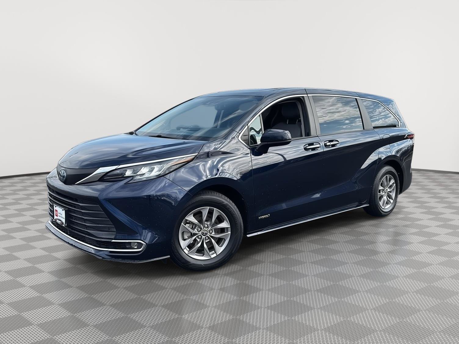 Used 2021 Toyota Sienna XLE FWD image 1