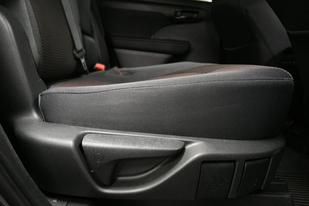 Used 2023 Toyota Highlander LE FWD image 26