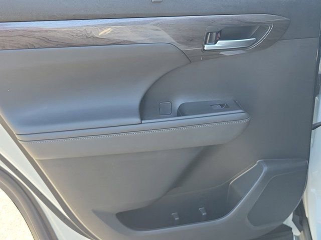 Used 2023 Toyota Highlander Limited image 12