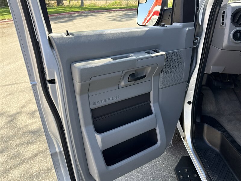 Used 2011 Ford E-350 and Econoline 350 XLT RWD image 29