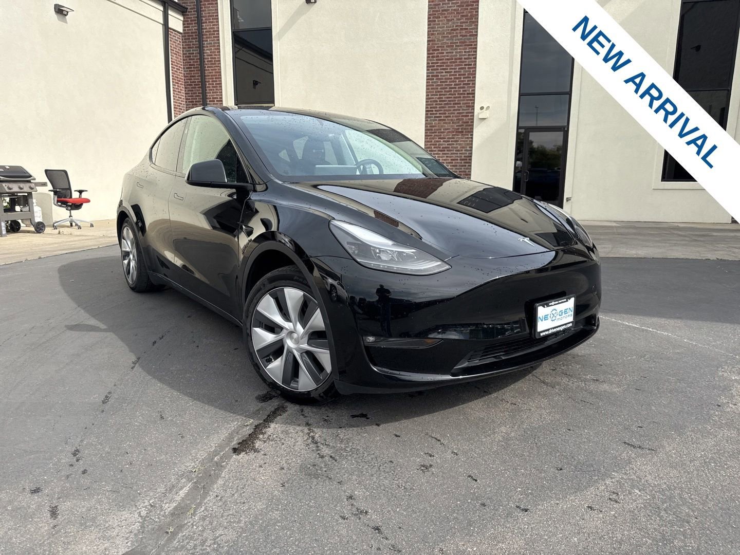 Used 2023 Tesla Model Y Long Range AWD/4WD image 1