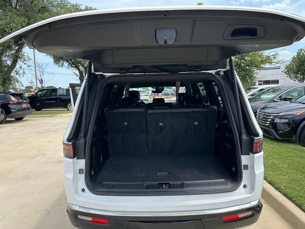 Used 2024 Jeep Wagoneer Series II w/ Flexible Seating Group RWD image 9