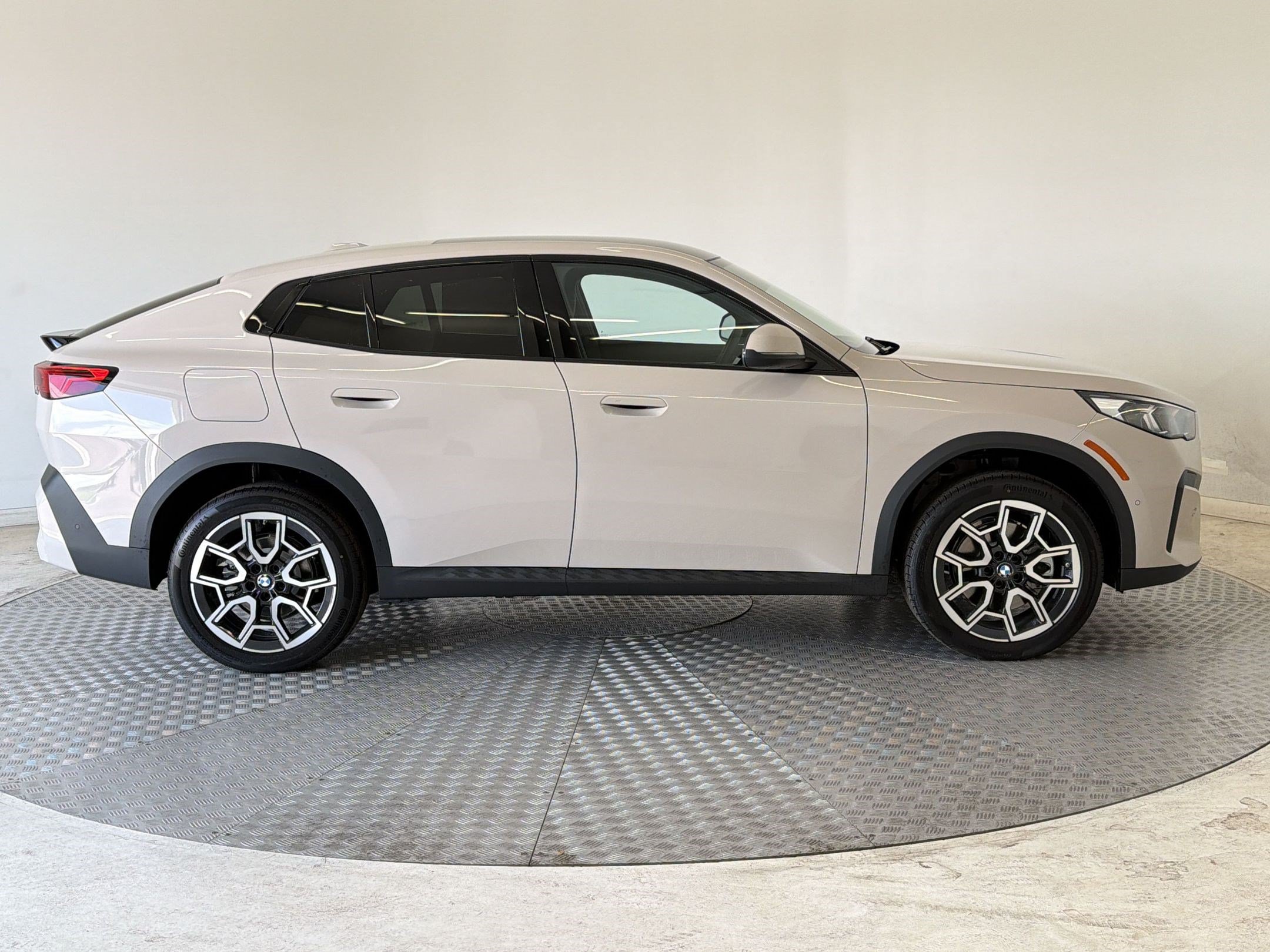 New 2026 BMW X2 xDrive28i AWD/4WD image 8