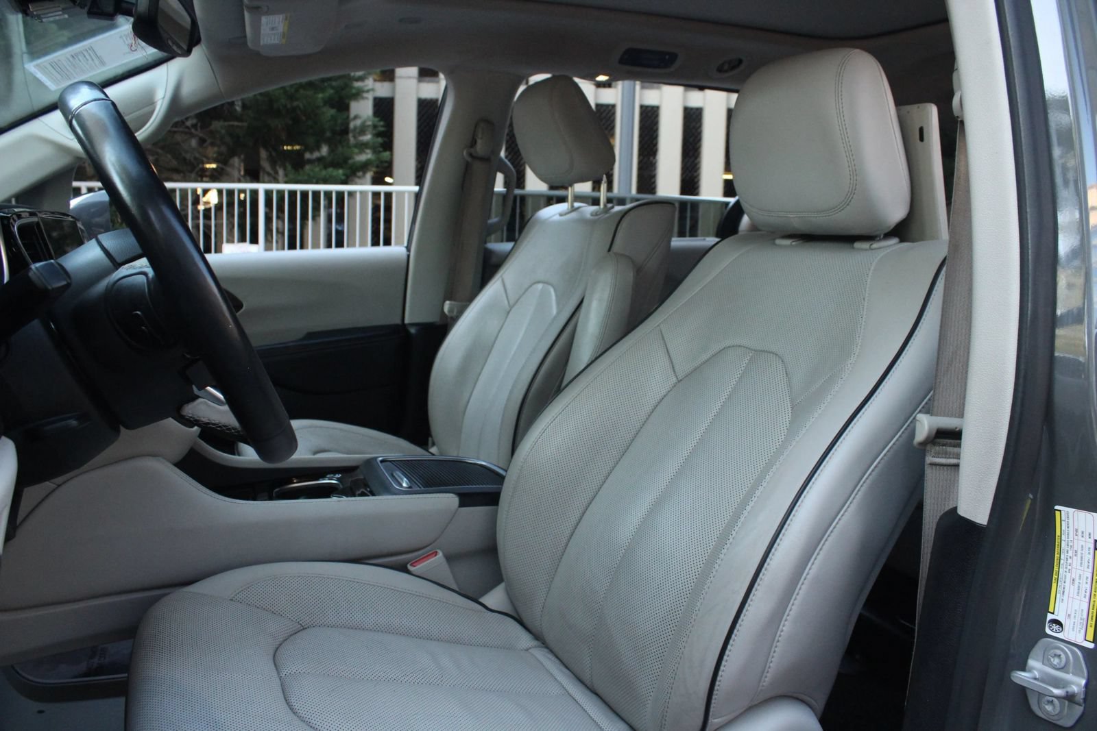 Used 2021 Chrysler Pacifica Limited w/ Uconnect Theater Family Group FWD image 16