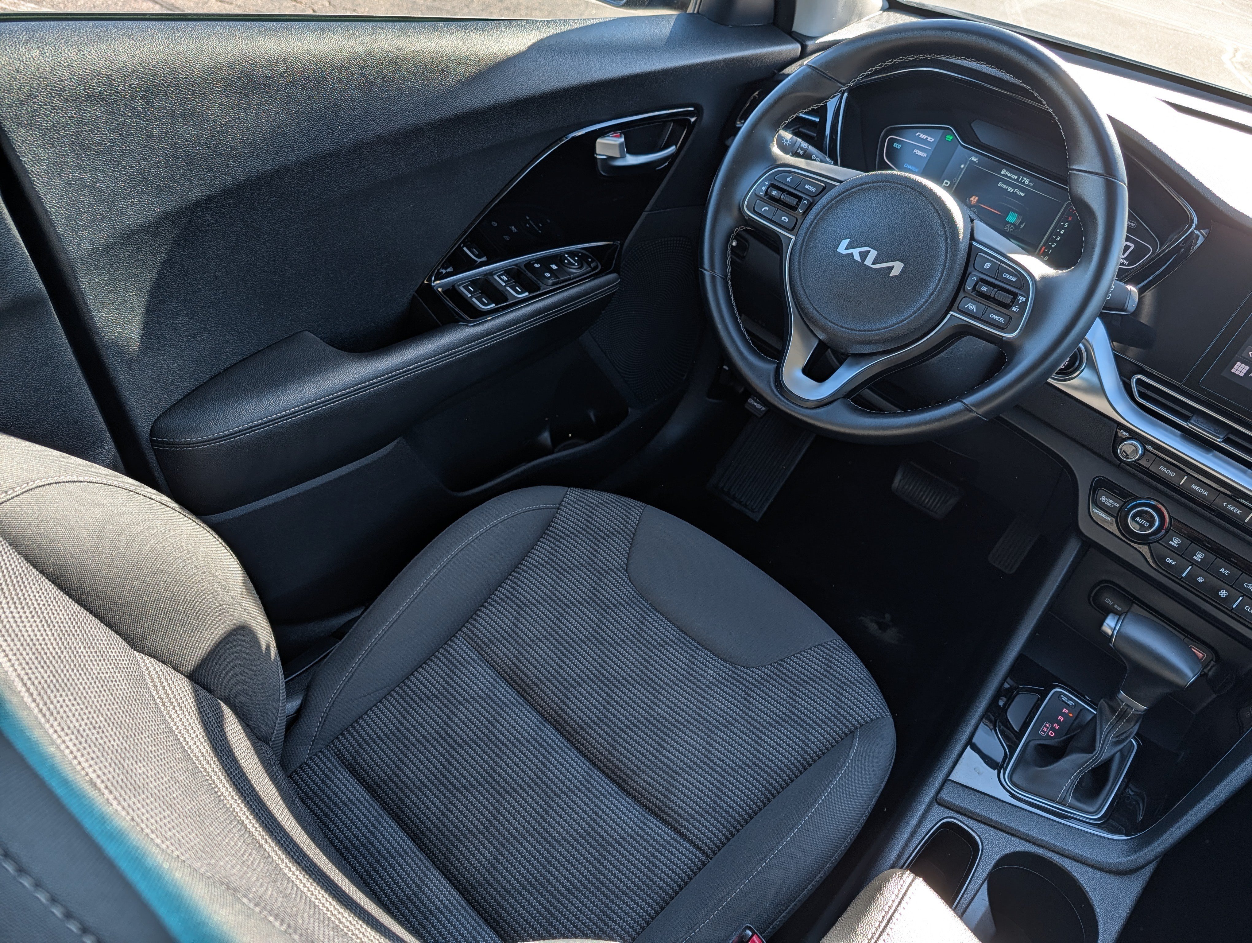 Certified 2022 Kia Niro LXS w/ Digital Cluster Package FWD image 9
