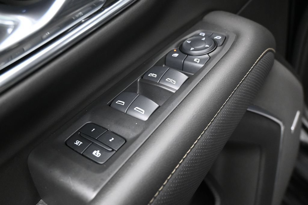 Used 2024 GMC Yukon XL SLT w/ SLT Luxury Package RWD image 15