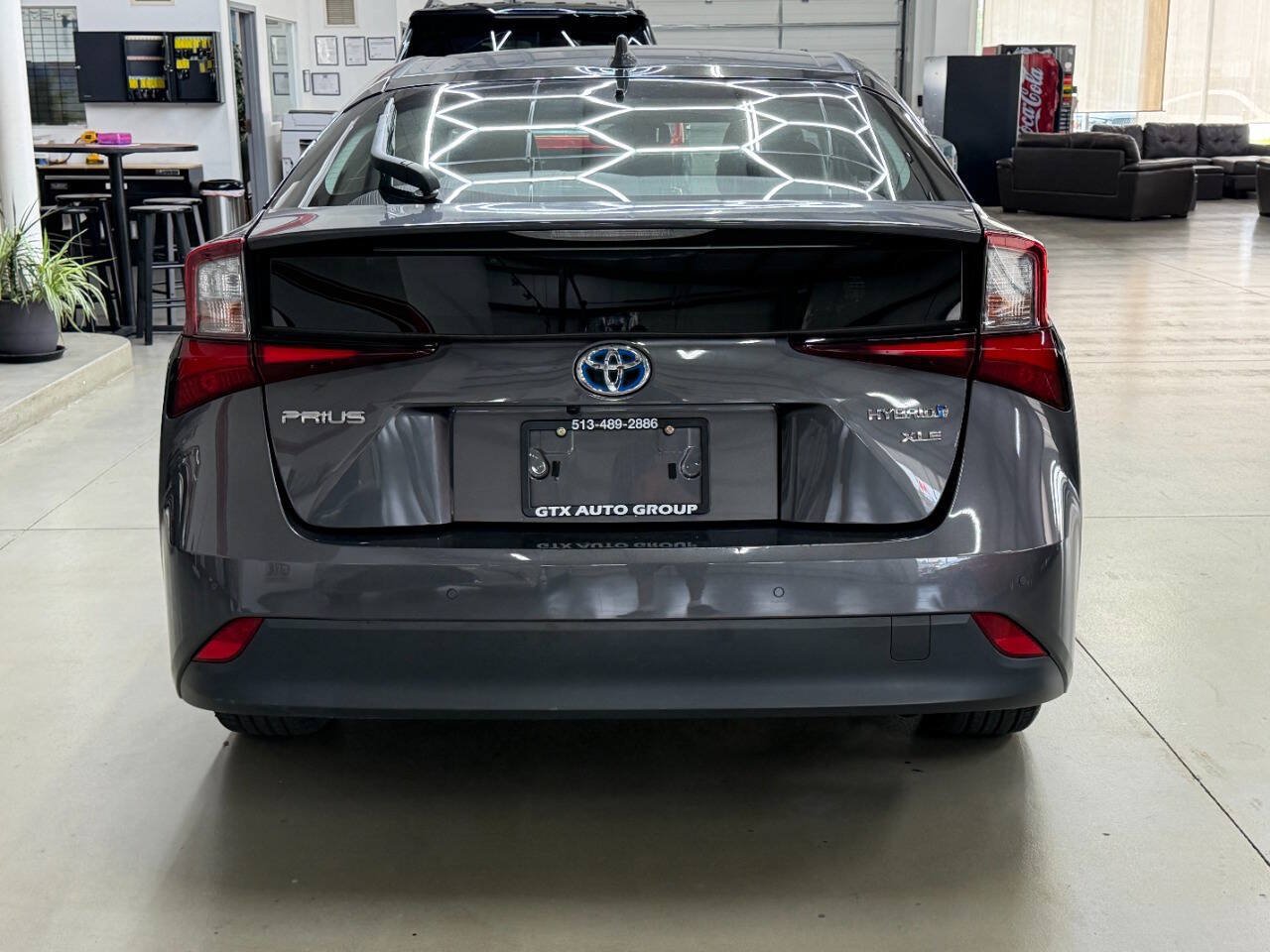 Used 2020 Toyota Prius XLE FWD image 3
