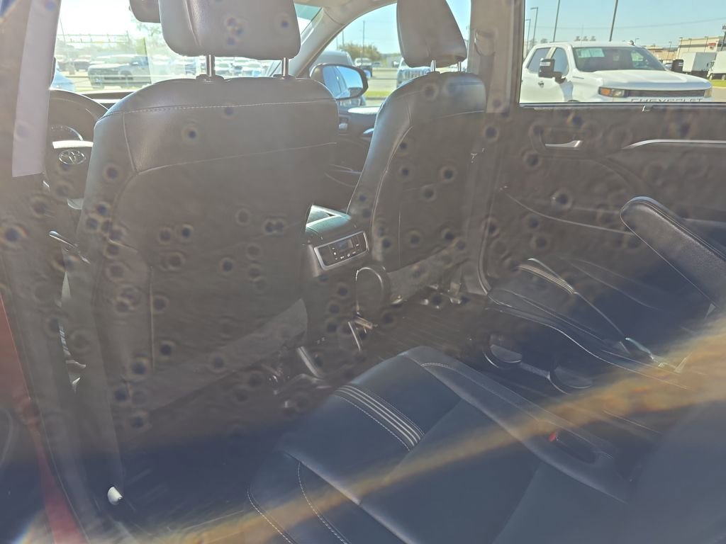 Used 2017 Toyota Highlander SE image 15