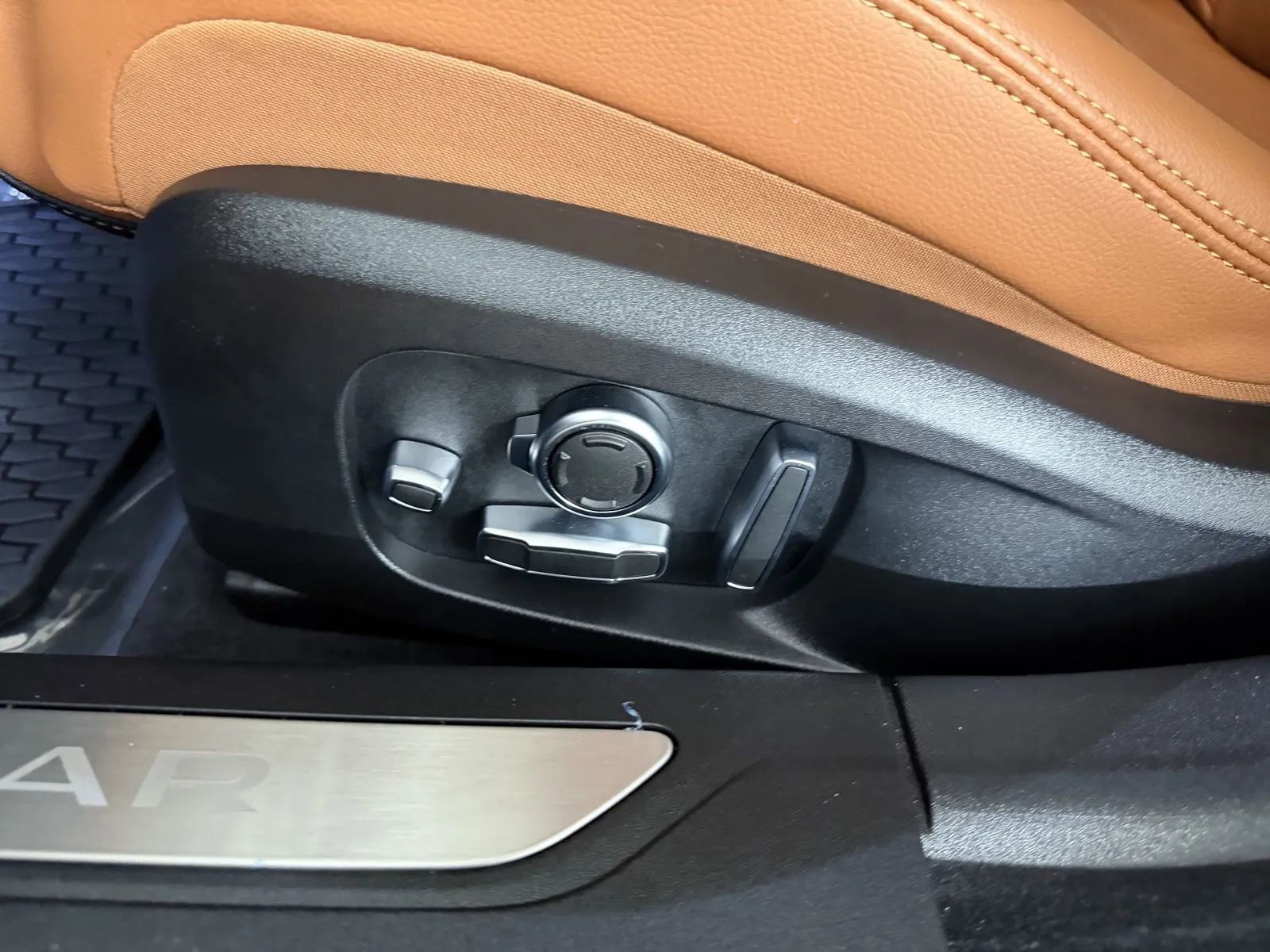 Used 2024 Jaguar XF R-Dynamic SE AWD/4WD image 14