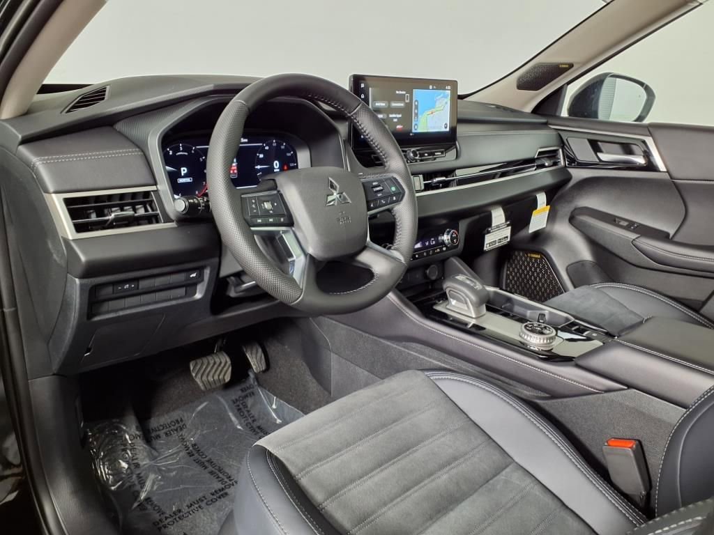 Used 2025 Mitsubishi Outlander SE image 15