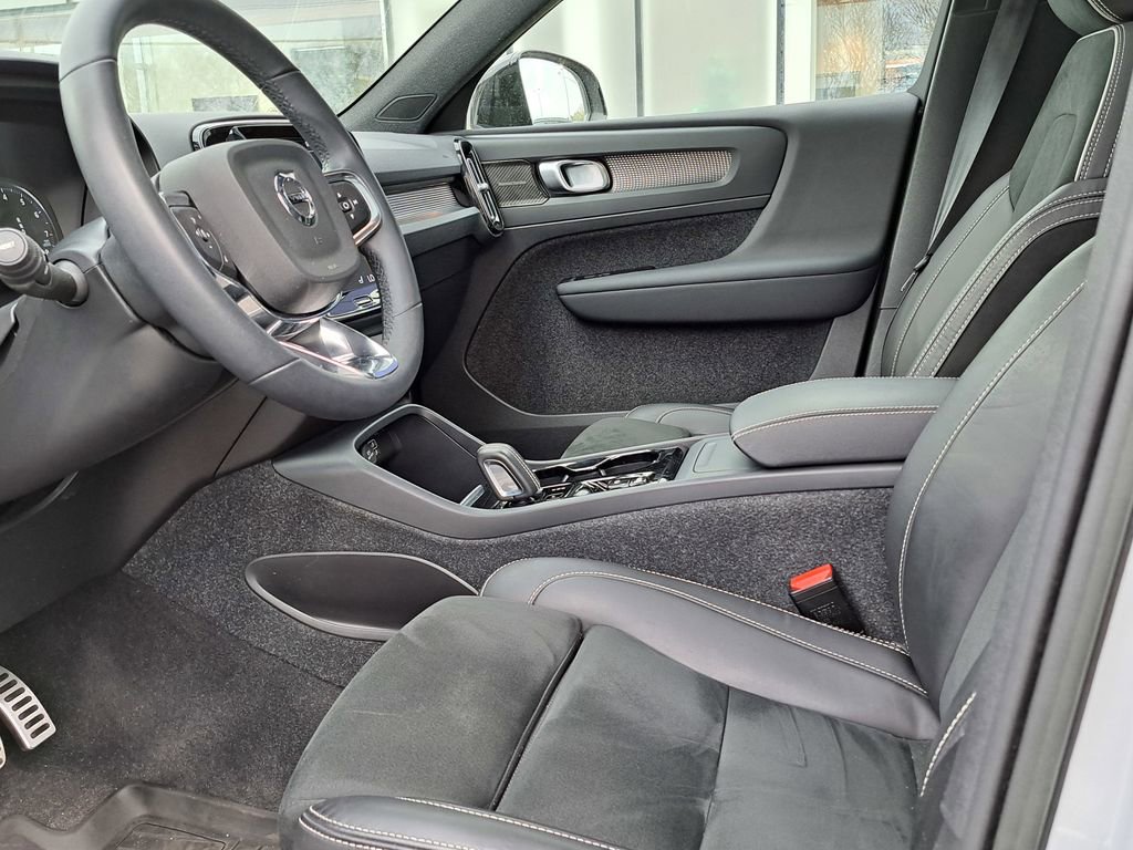 Used 2022 Volvo XC40 T5 R-Design w/ Advanced Package image 20