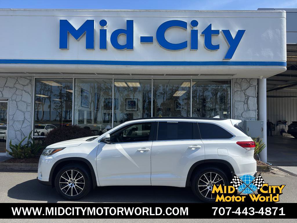 Used 2017 Toyota Highlander SE AWD/4WD image 1