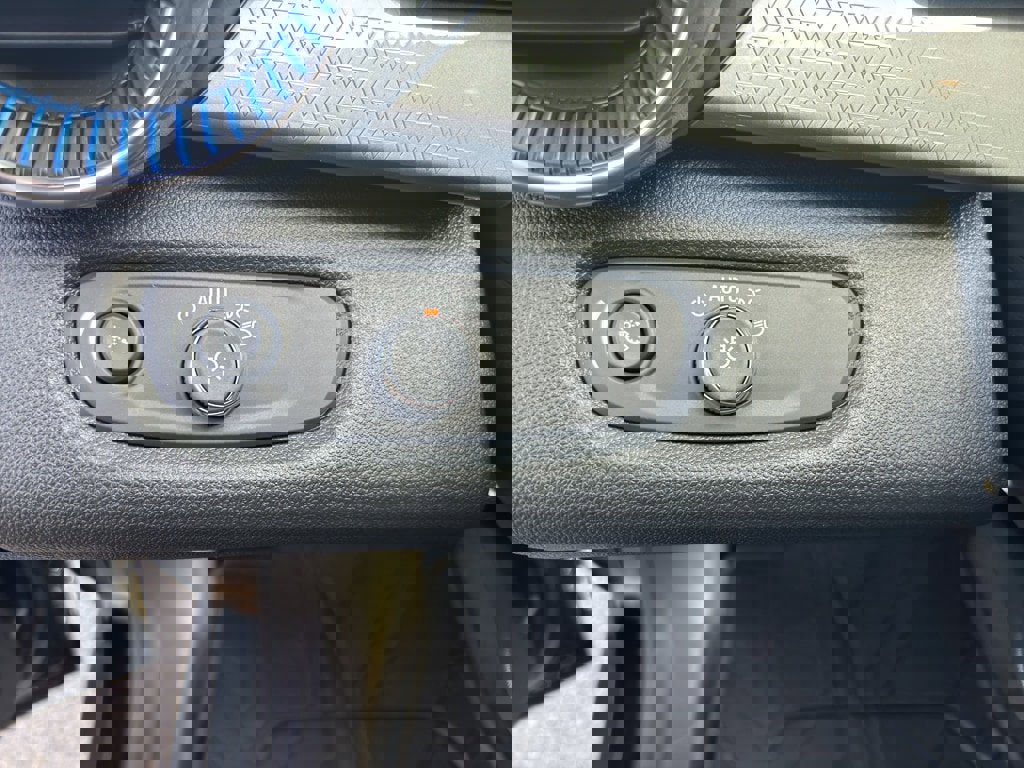 Used 2025 Chevrolet Trax LT w/ Driver Confidence Package image 18