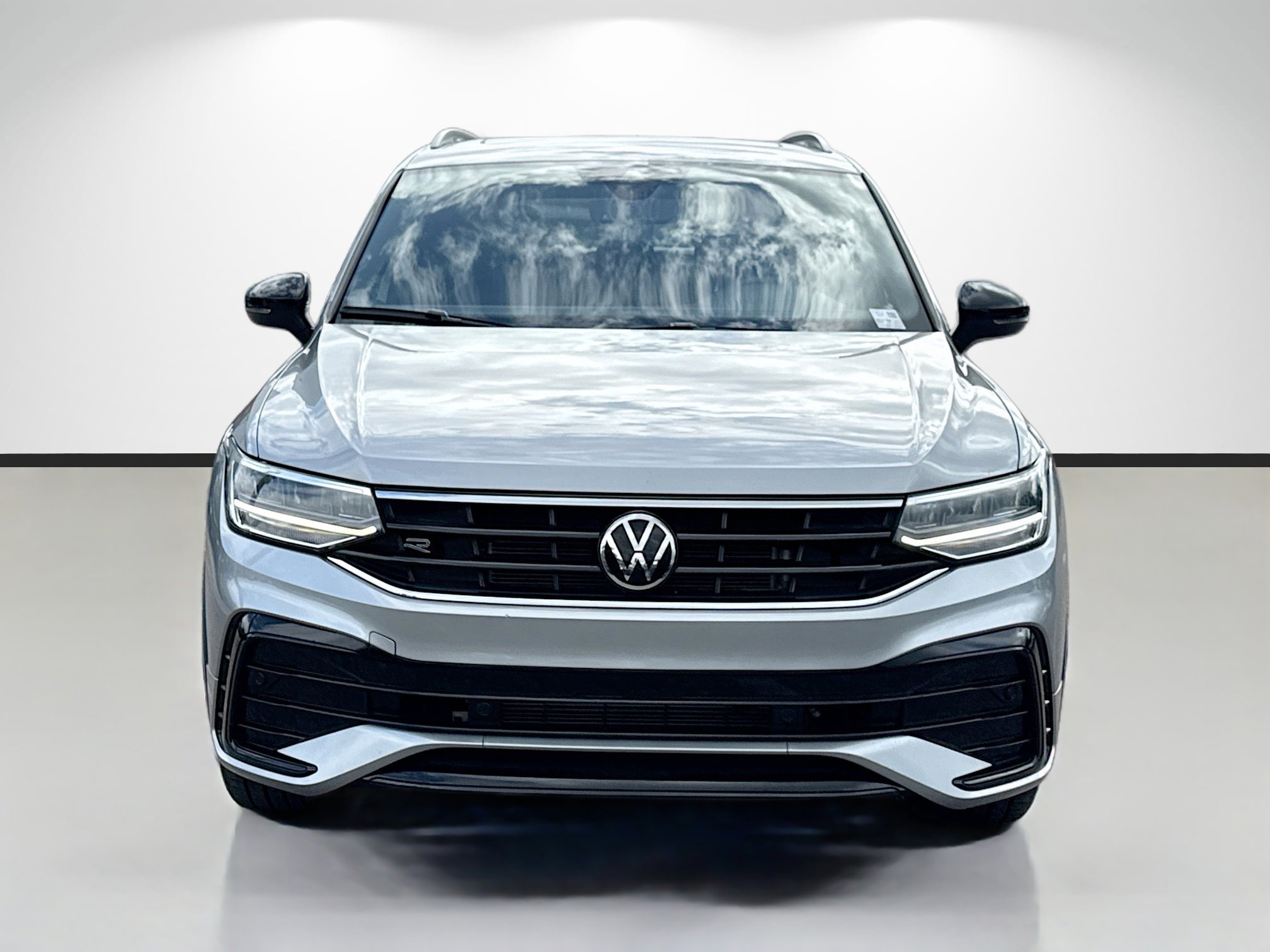 Used 2023 Volkswagen Tiguan SE R-Line image 8