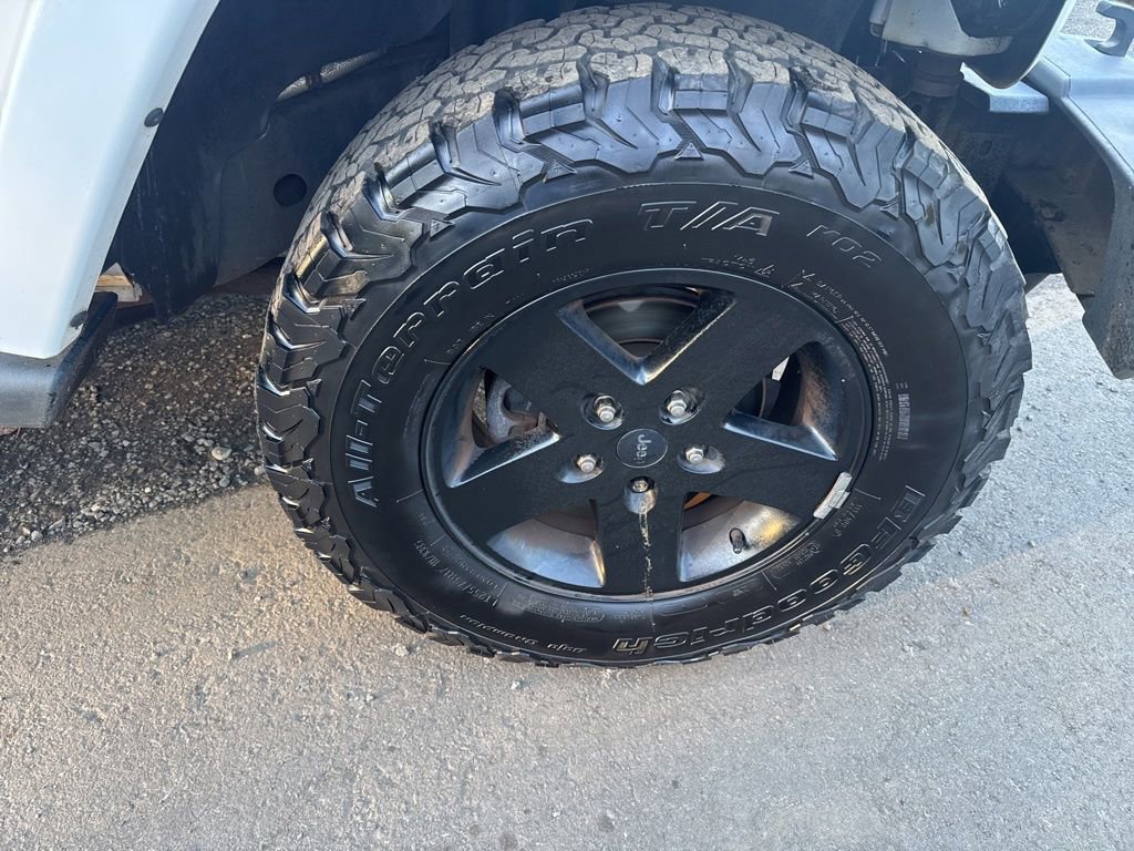 Used 2012 Jeep Wrangler Unlimited Sahara image 30