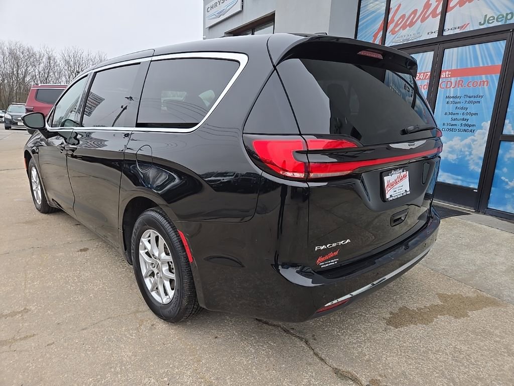 Used 2024 Chrysler Pacifica Touring-L image 7