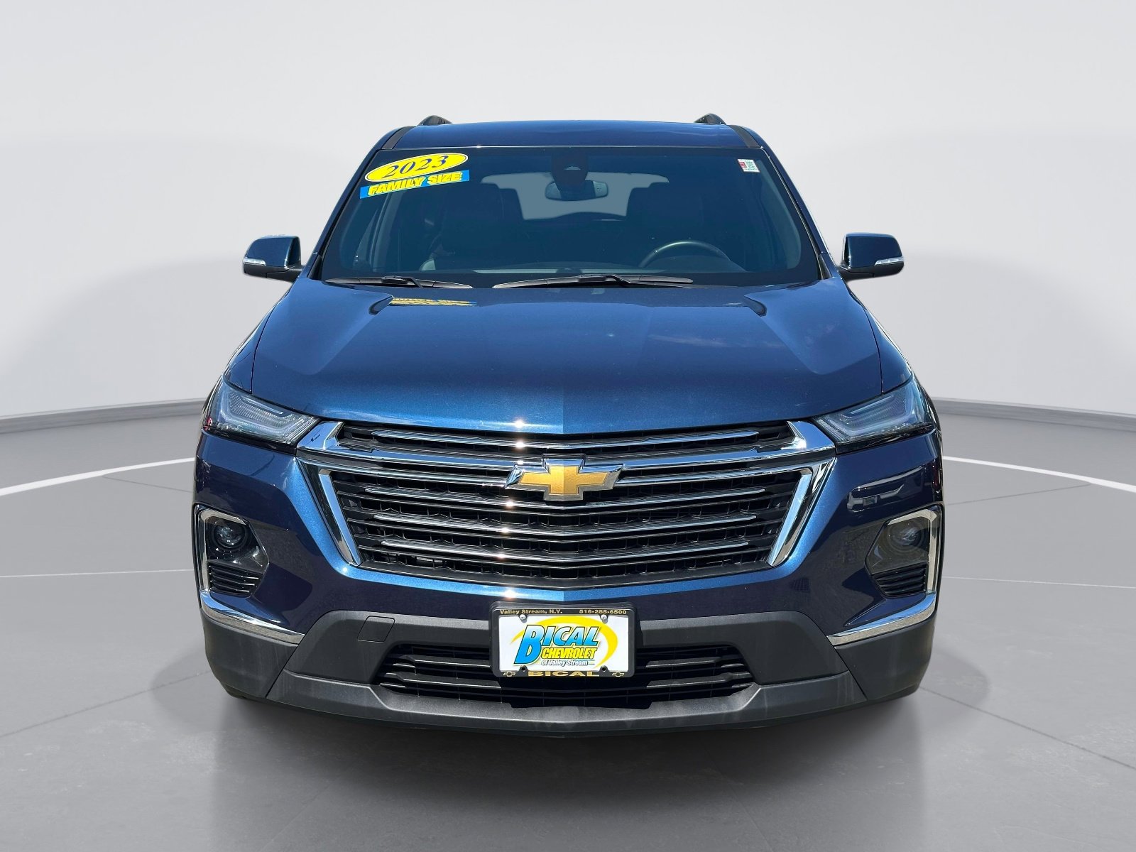 Used 2023 Chevrolet Traverse LT image 2