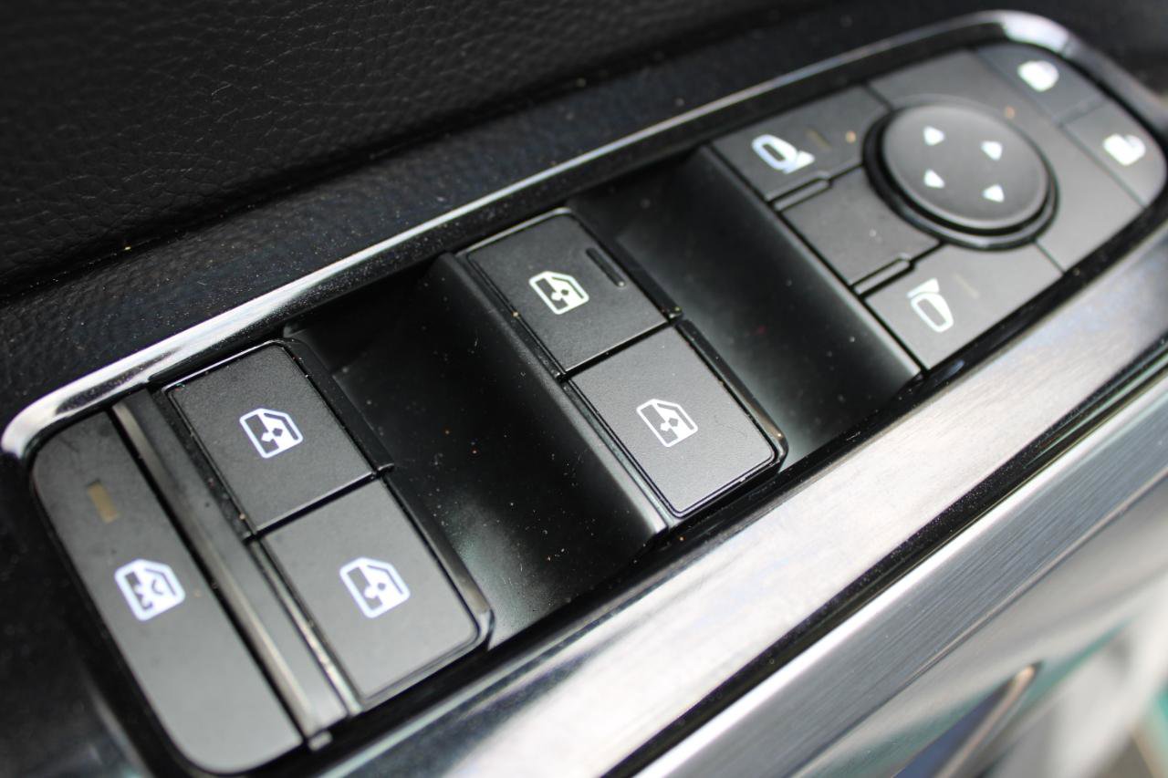 Used 2025 Nissan Pathfinder SL AWD/4WD image 17