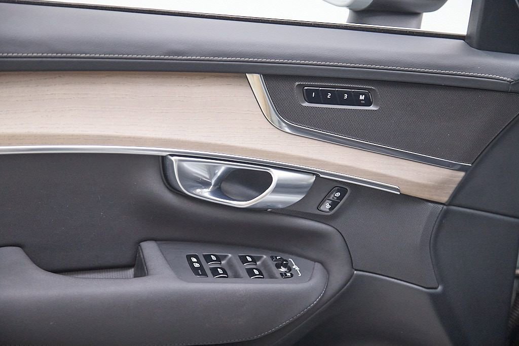 Used 2025 Volvo XC90 B6 Plus image 11