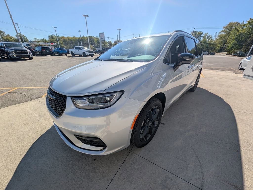 New 2026 Chrysler Pacifica Select w/ S Appearance Package image 9