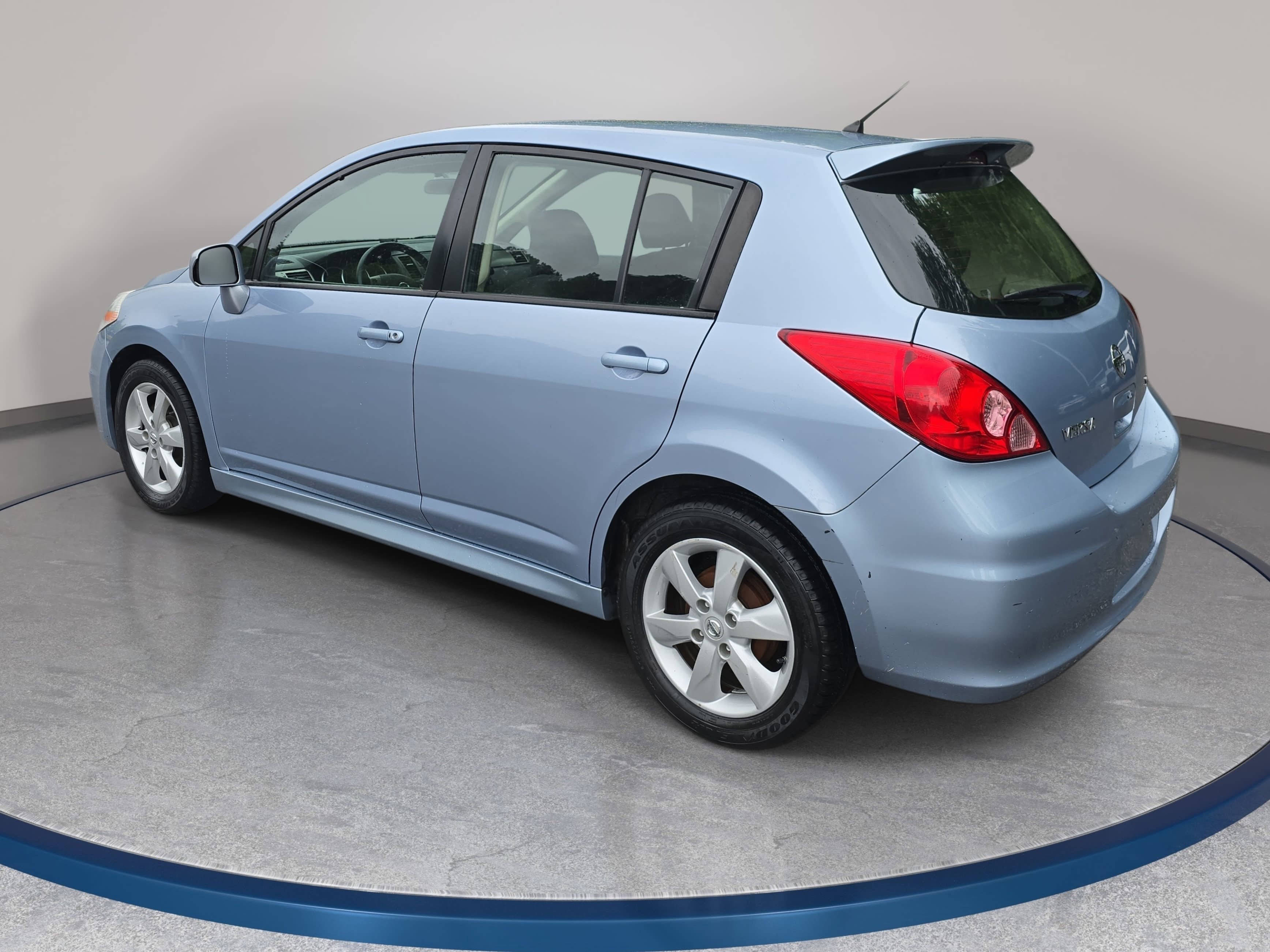 Used 2011 Nissan Versa Hatchback w/ Premium Pkg FWD image 7