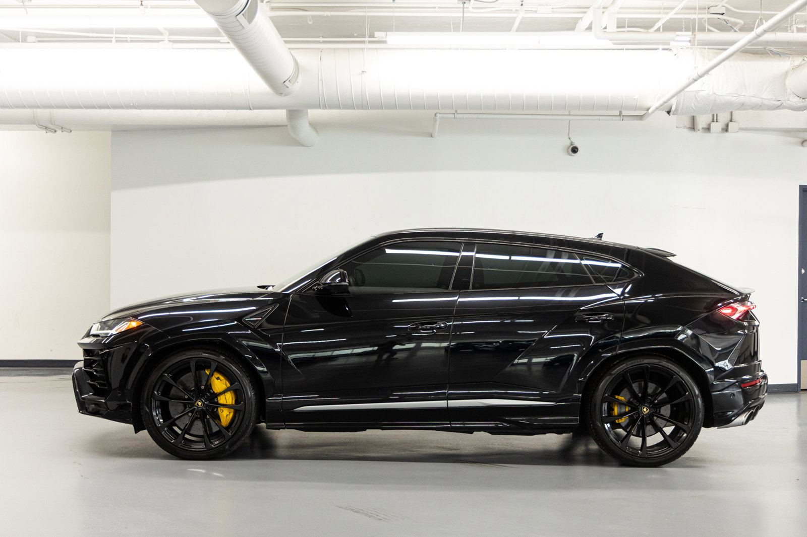 Used 2021 Lamborghini Urus AWD/4WD image 2