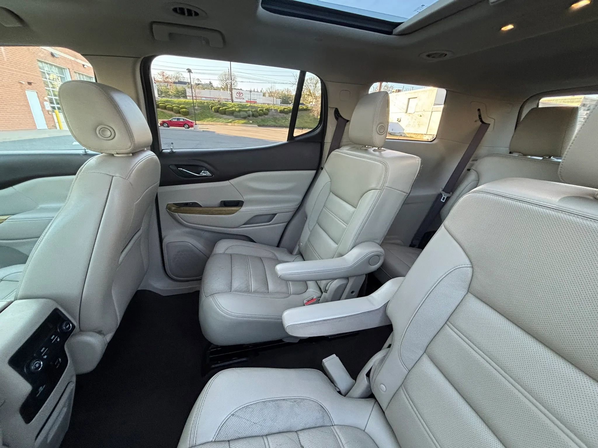 Used 2018 GMC Acadia Denali w/ Technology Package AWD/4WD image 23
