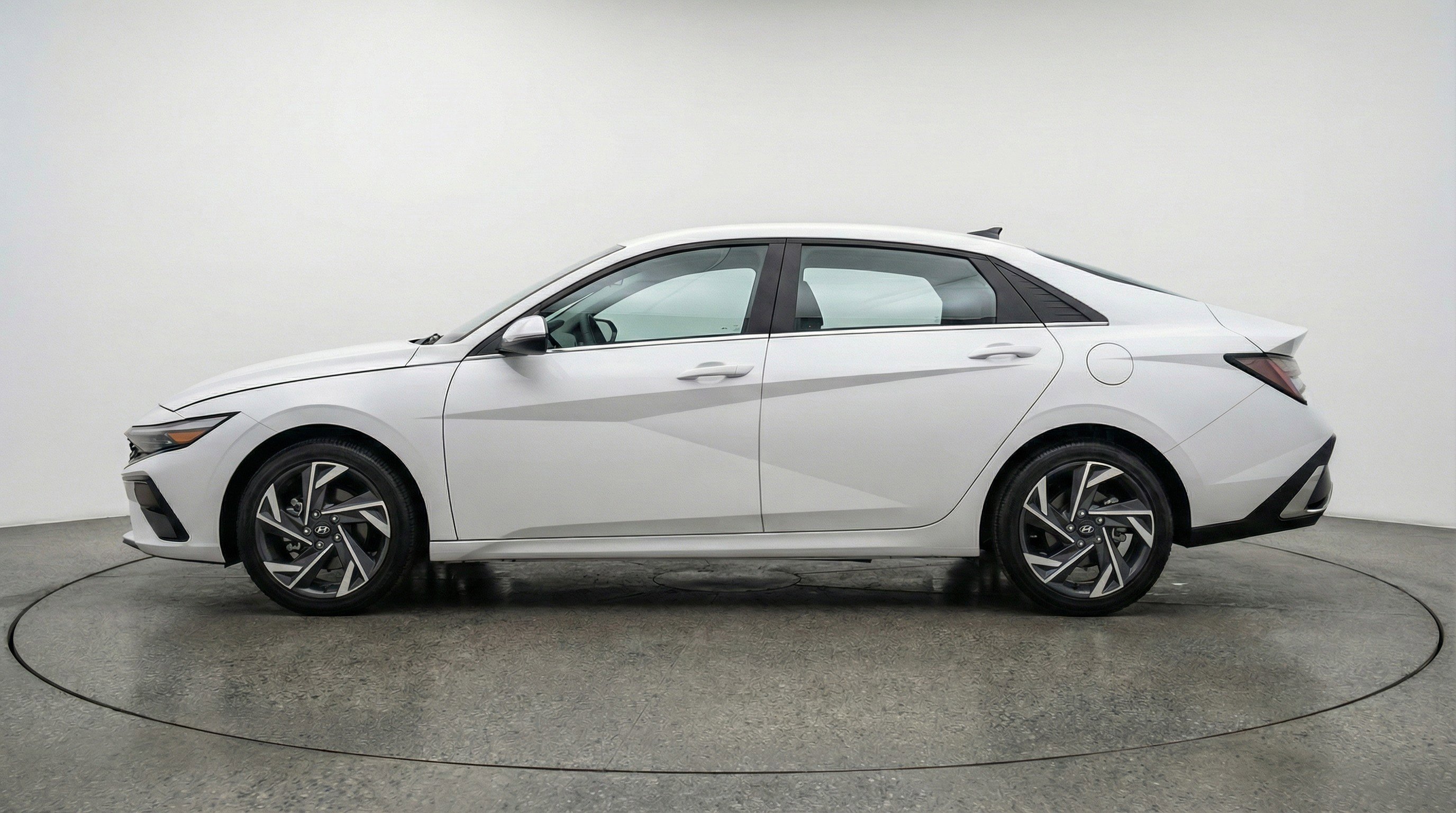 Used 2025 Hyundai Elantra SEL FWD image 5