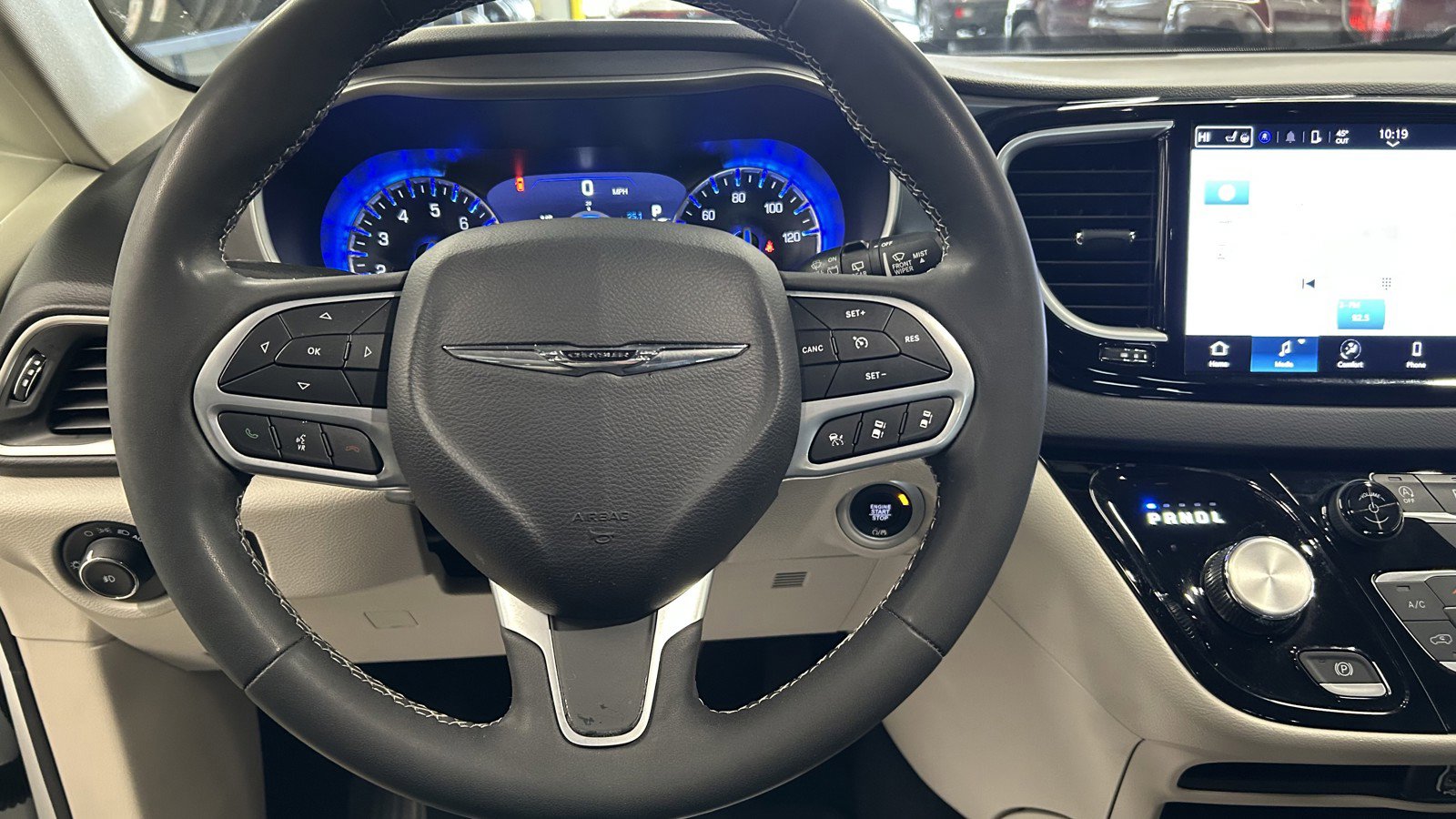 Used 2023 Chrysler Pacifica Touring-L image 21