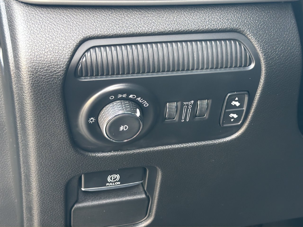 Used 2024 Jeep Wagoneer 2WD image 21