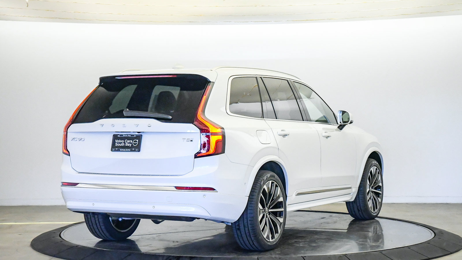 New 2026 Volvo XC90 T8 Plus w/ Protection Package AWD/4WD image 5