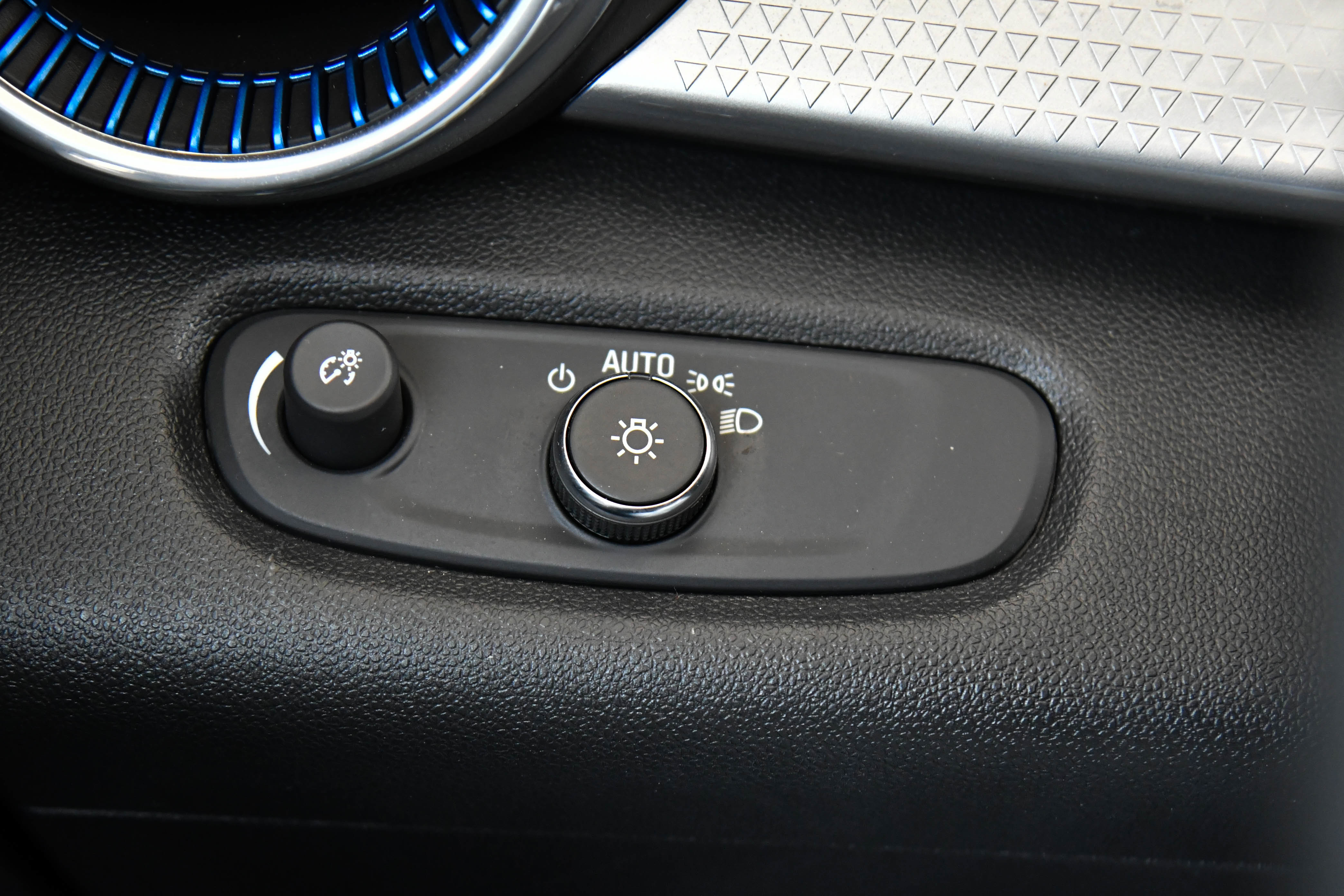 Used 2025 Chevrolet Trax LT w/ LT Convenience Package FWD image 33