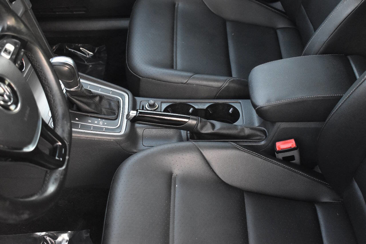 Used 2017 Volkswagen Golf S image 25