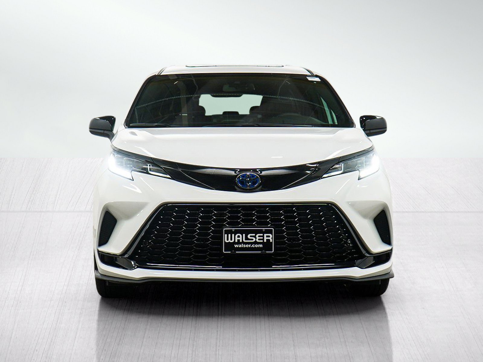 Used 2025 Toyota Sienna XSE AWD/4WD image 8