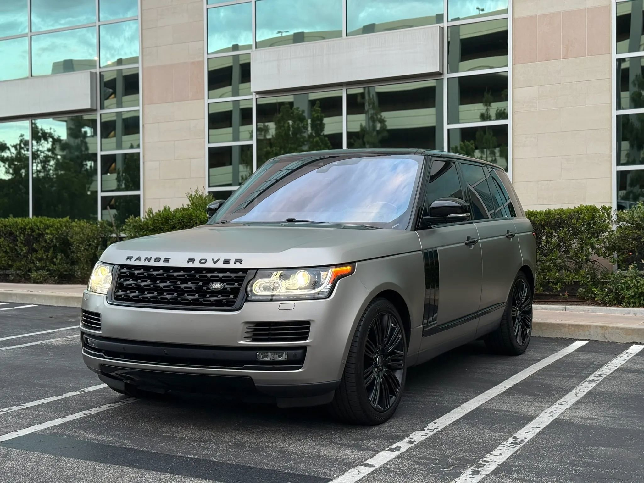 Used 2017 Land Rover Range Rover Supercharged AWD/4WD image 1