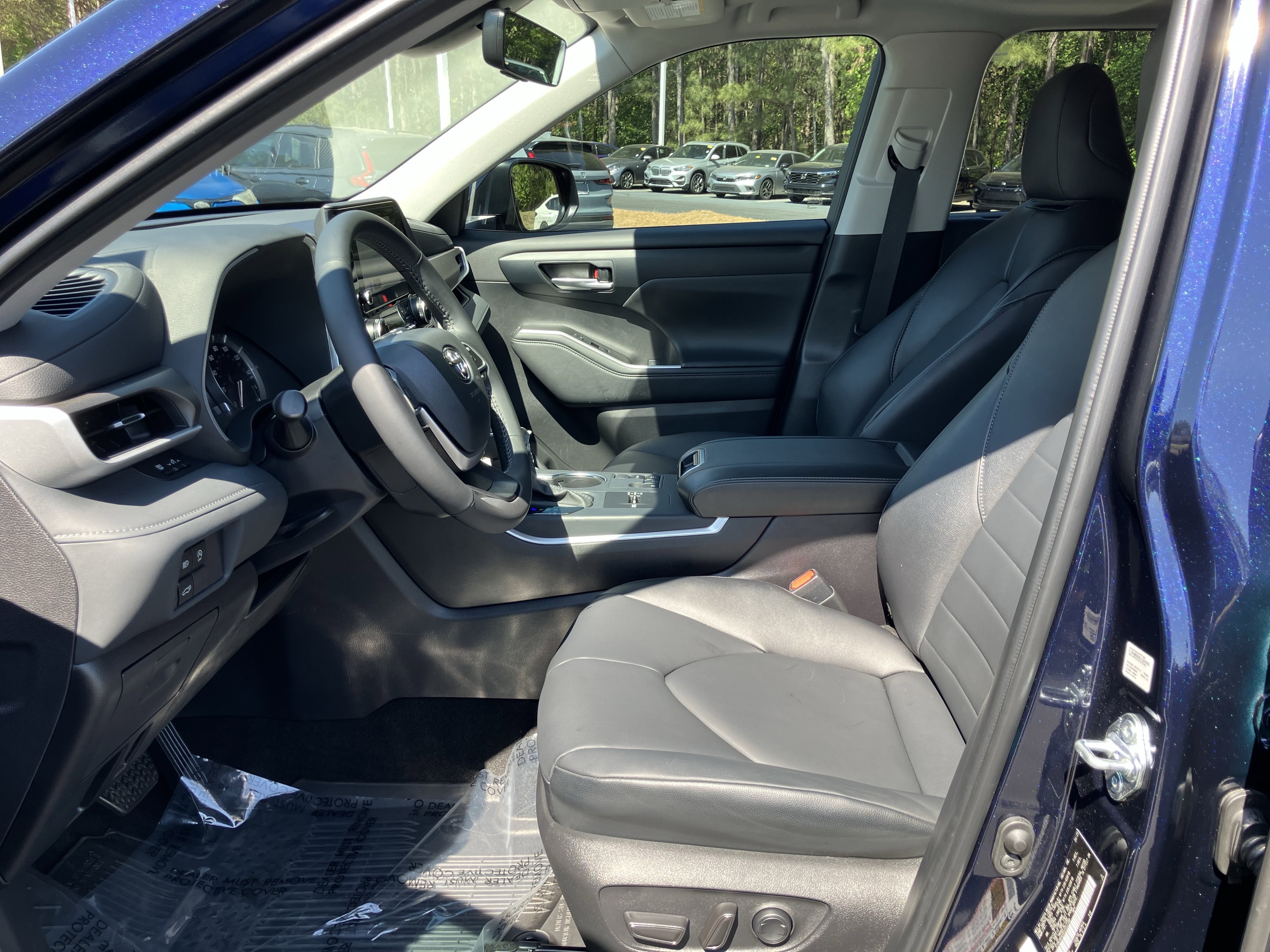Used 2025 Toyota Highlander XLE FWD image 16