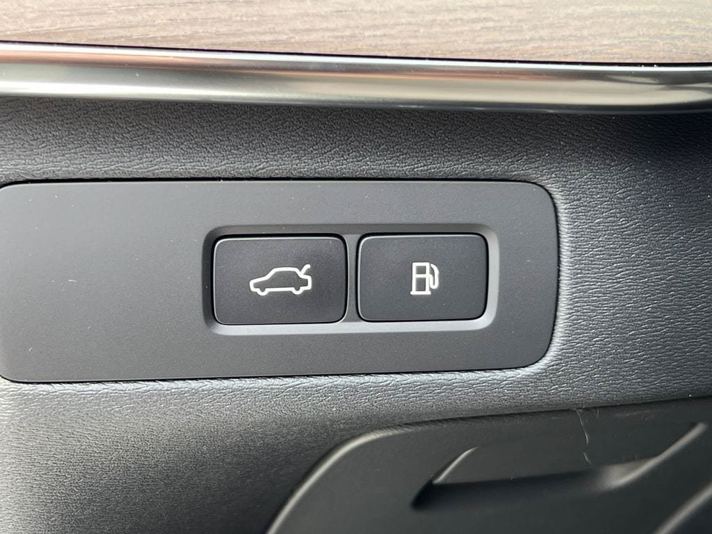 New 2026 Volvo XC90 T8 Plus w/ Protection Package Premier AWD/4WD image 18