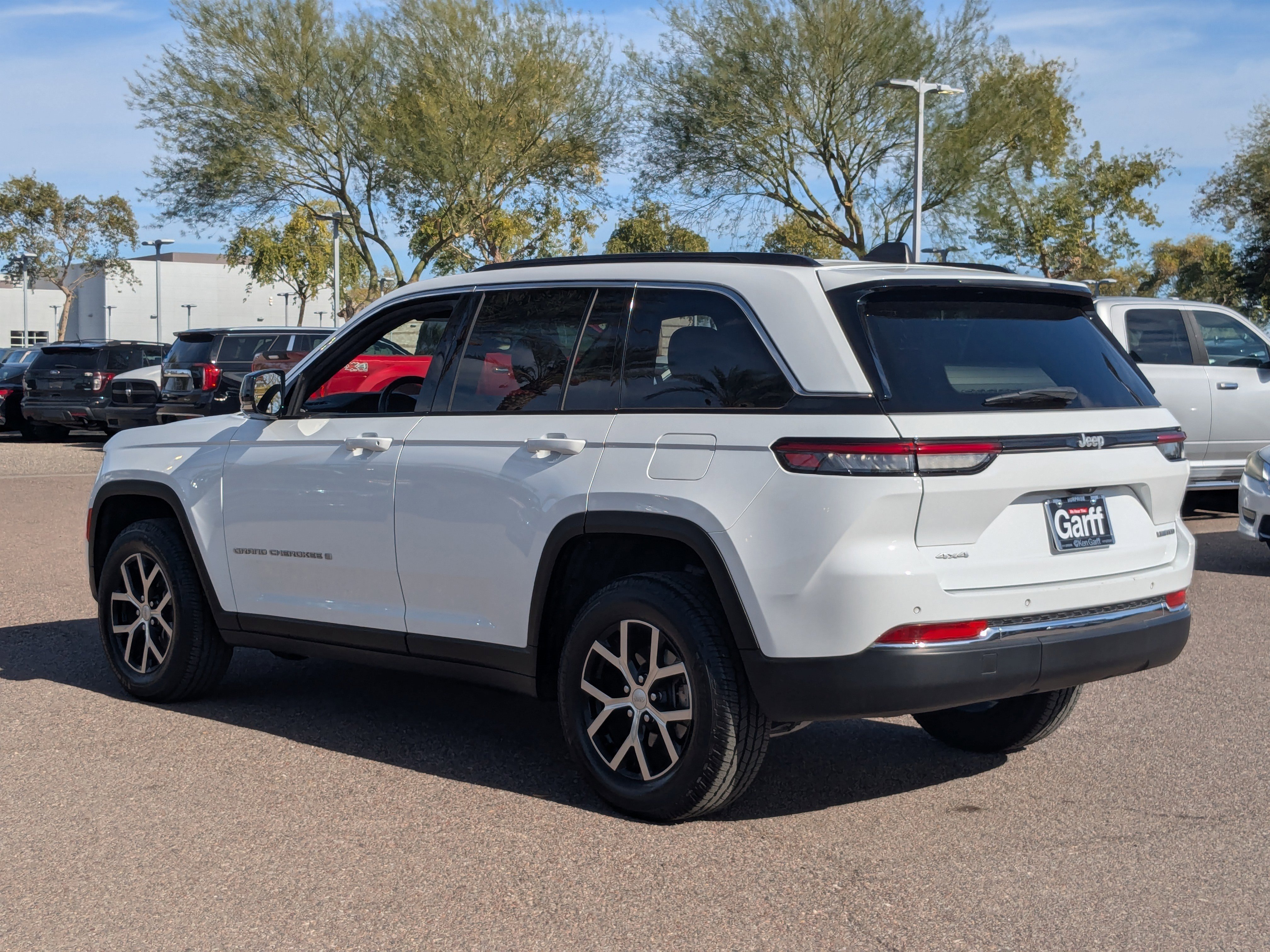 Used 2024 Jeep Grand Cherokee Limited image 3