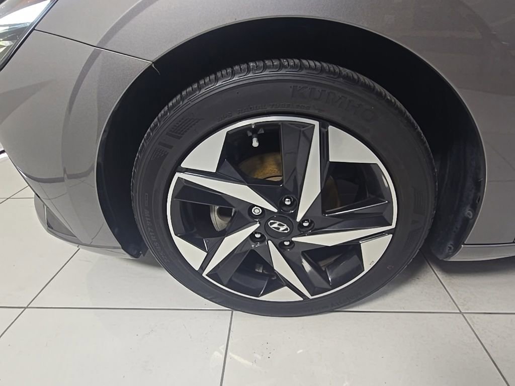 Used 2022 Hyundai Elantra Limited image 9