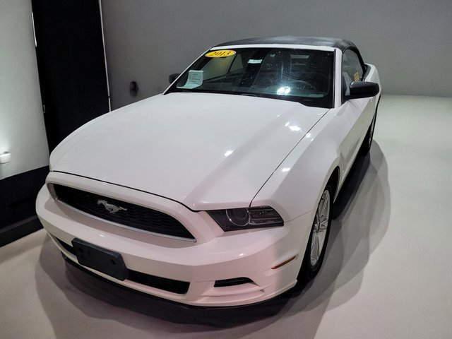Used 2013 Ford Mustang Convertible image 9