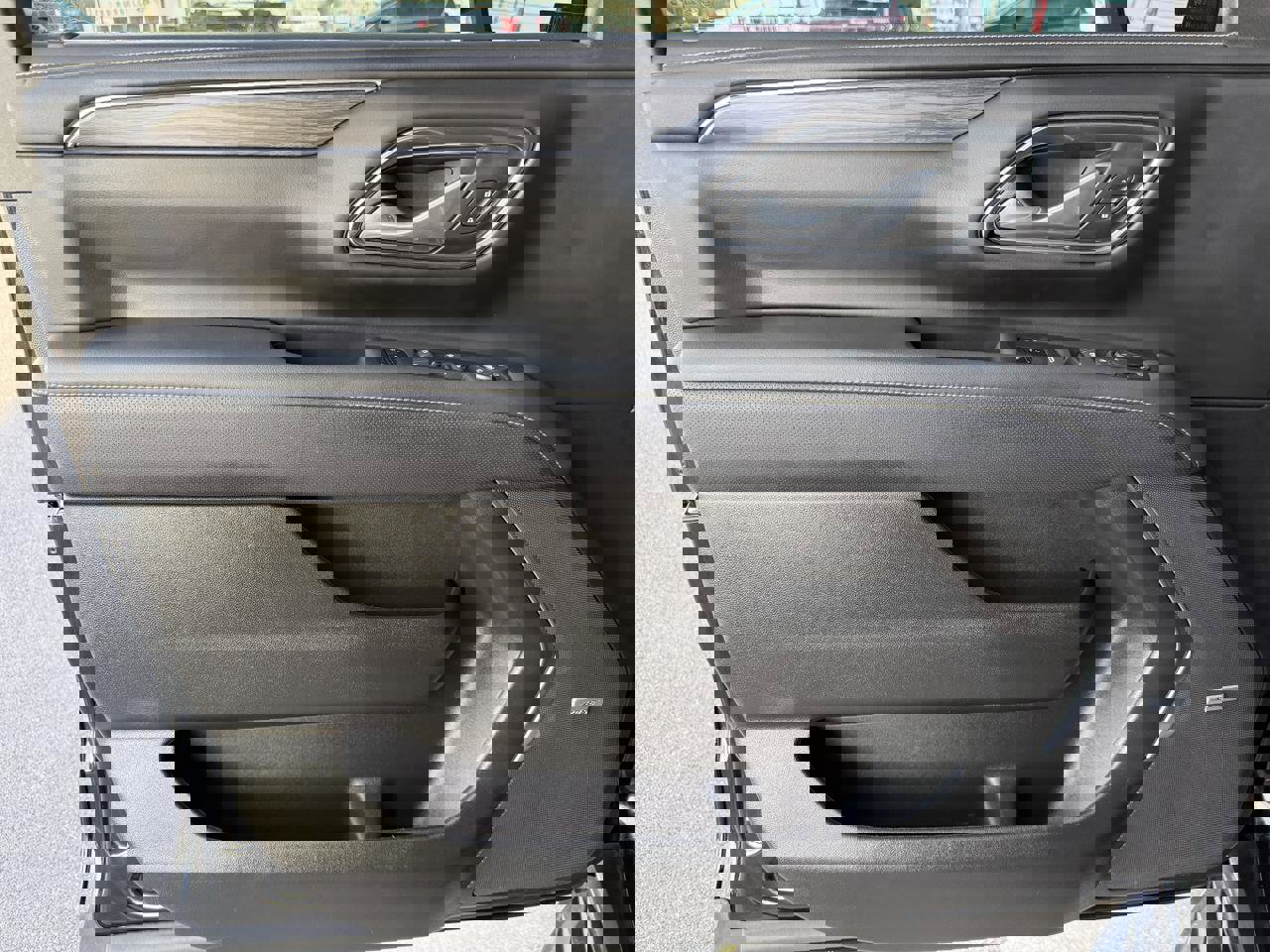 Used 2024 GMC Yukon SLT w/ SLT Luxury Package image 10