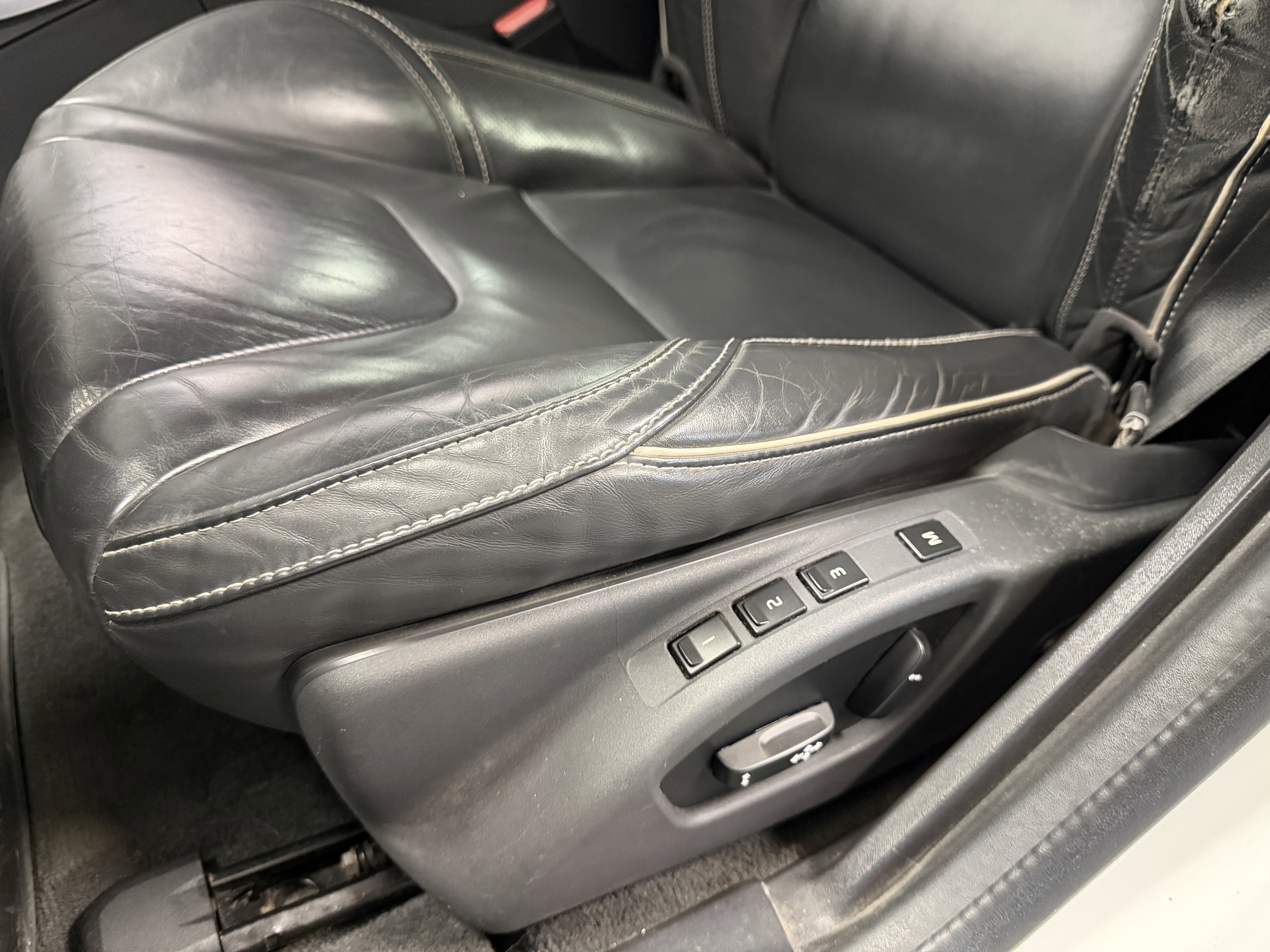 Used 2017 Volvo V60 T6 R-Design Platinum w/ Climate Package image 24