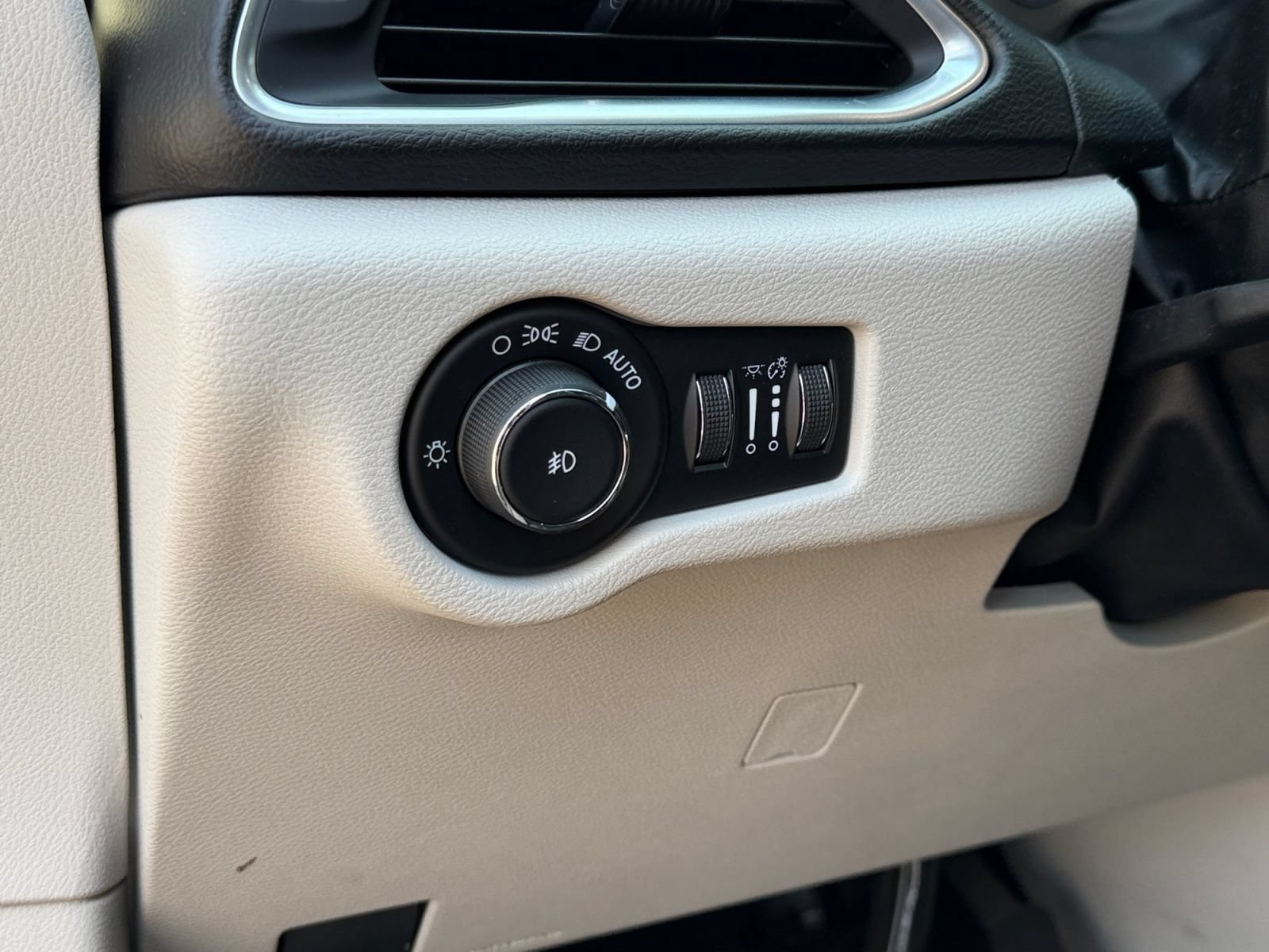 Used 2017 Chrysler Pacifica Touring-L Plus FWD image 26