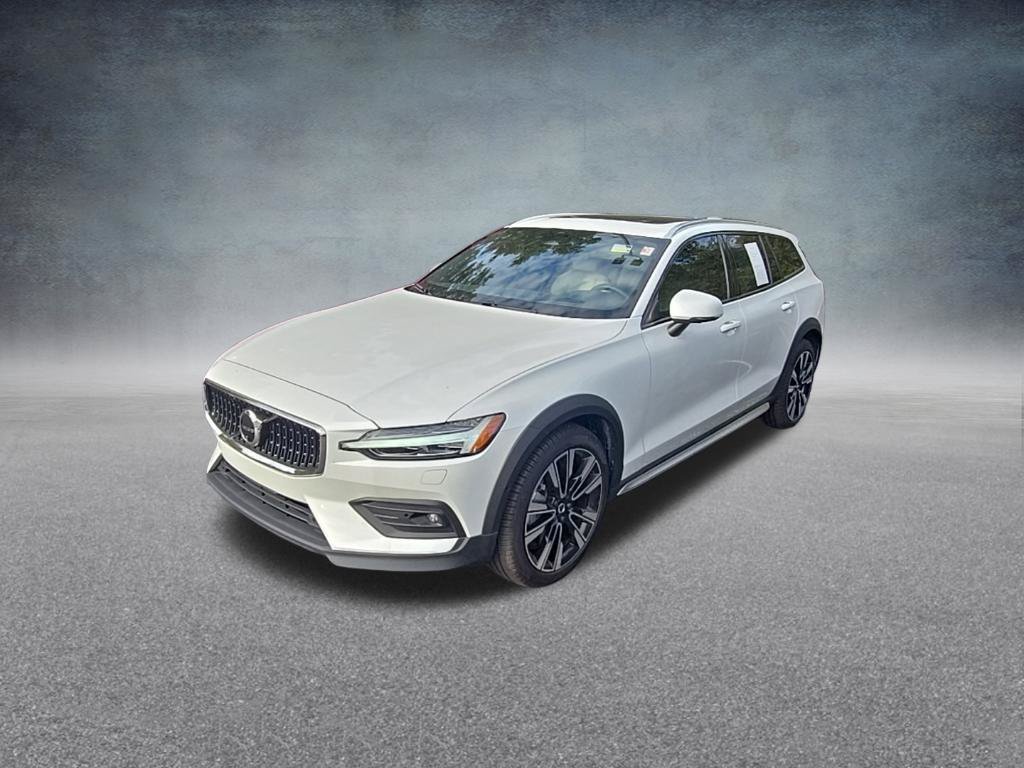 Used 2025 Volvo V60 B5 Cross Country Ultra w/ Climate Package AWD/4WD image 4