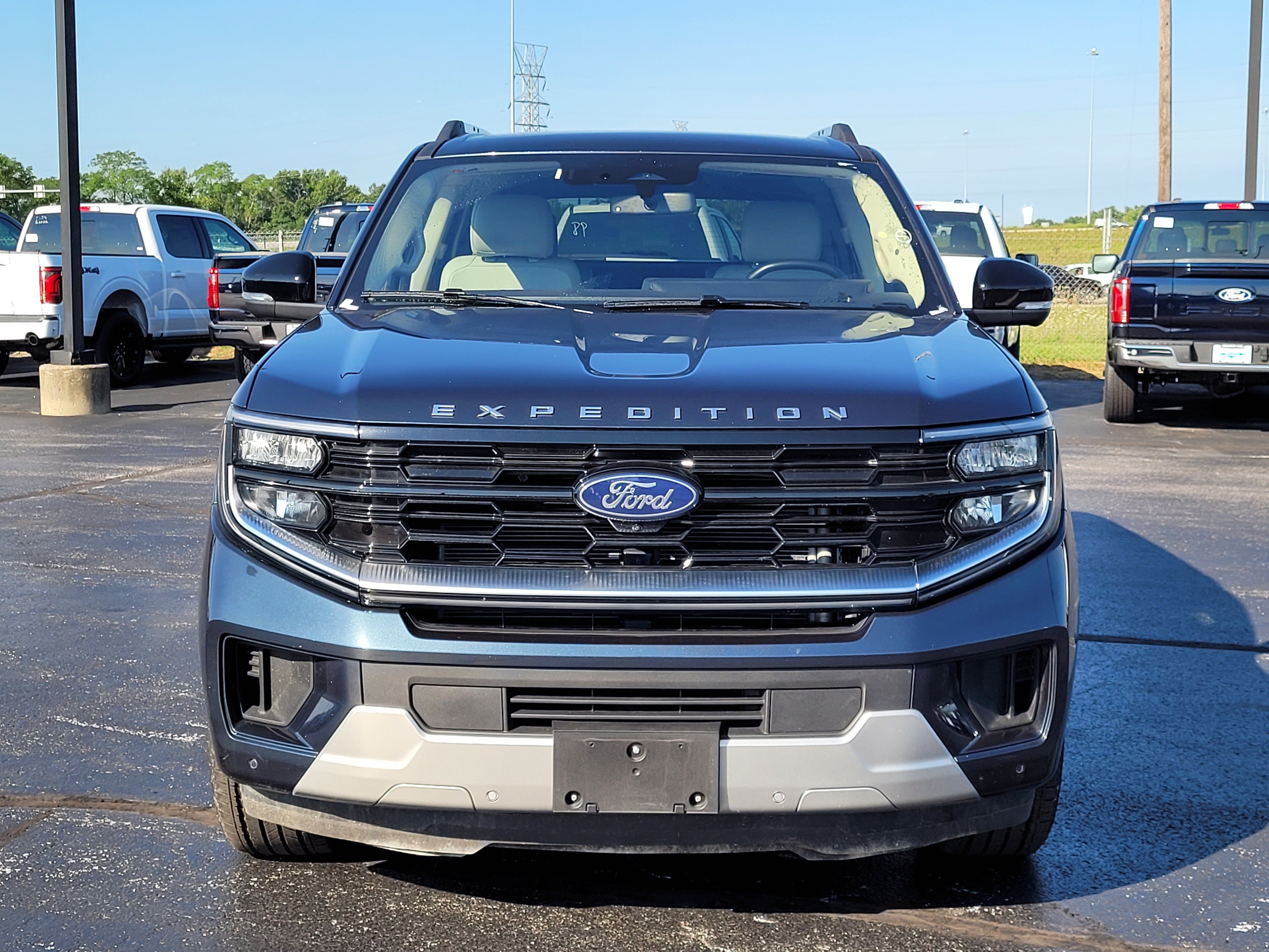 Used 2025 Ford Expedition Platinum w/ Driver's Package AWD/4WD image 9