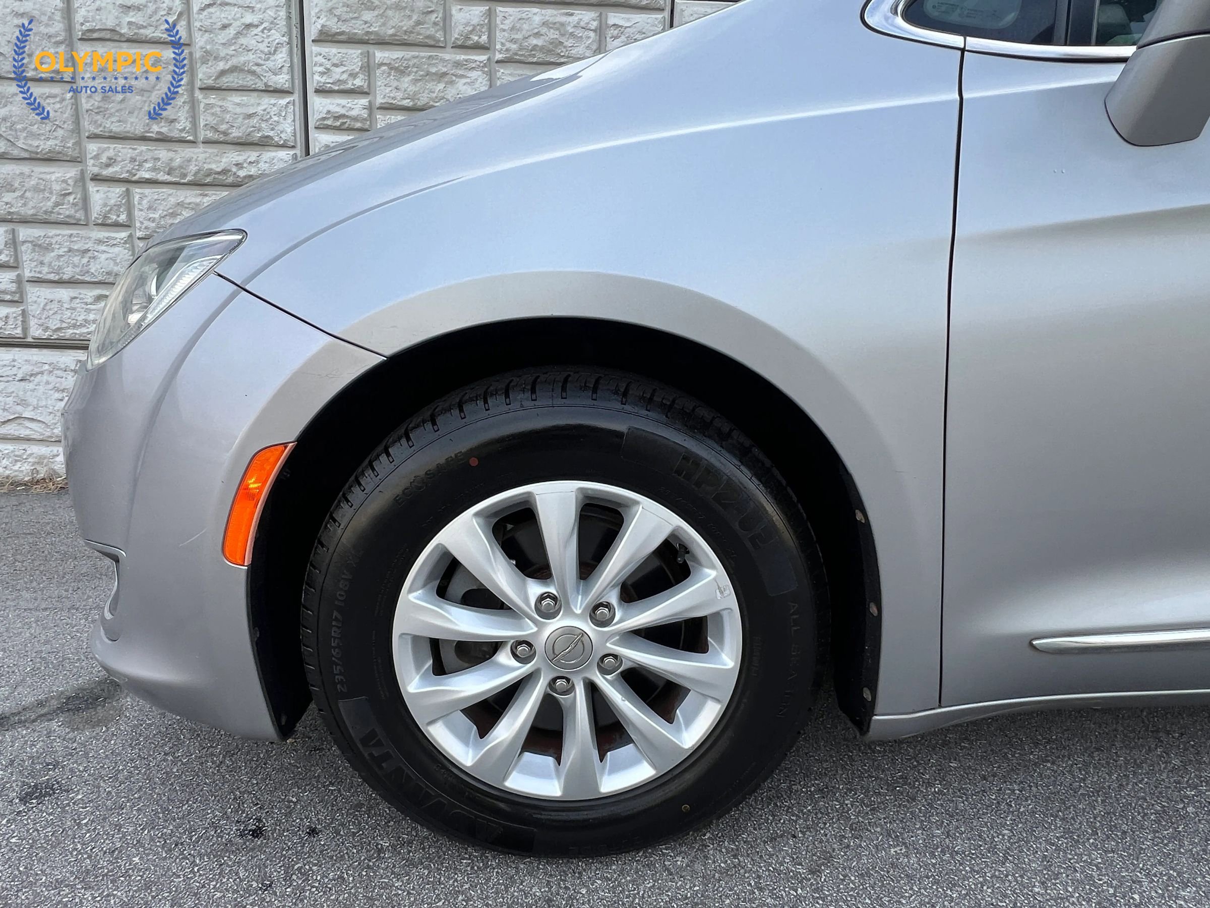 Used 2017 Chrysler Pacifica Touring-L image 9