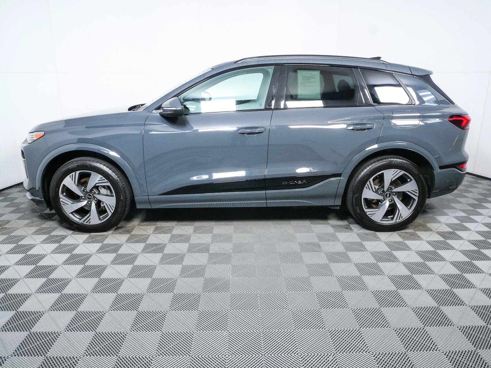 Used 2025 Audi Q6 e-tron Premium Plus w/ Premium Plus AWD/4WD image 28